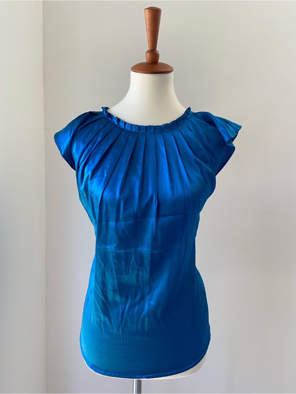 Beautiful blue Vintage Silk Club Monaco Pleated Cap-Sleeve Top